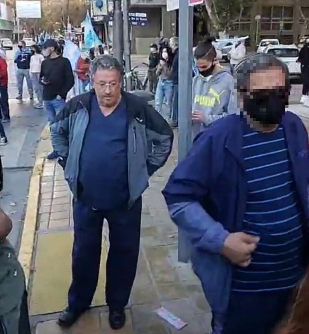 Es médico, está con licencia por Covid-19 y apareció en la marcha anticuarentena