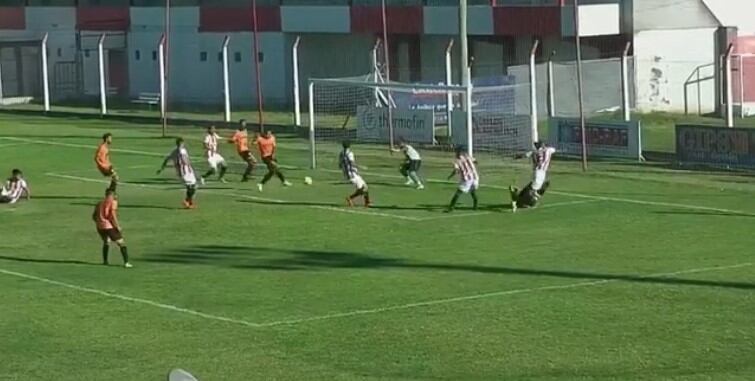 Gol de Leandro López, de Adiur de Rosario