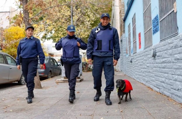 "La Juana", la perra policía de Cipolletti, junto a los efectivos de la comisaría.