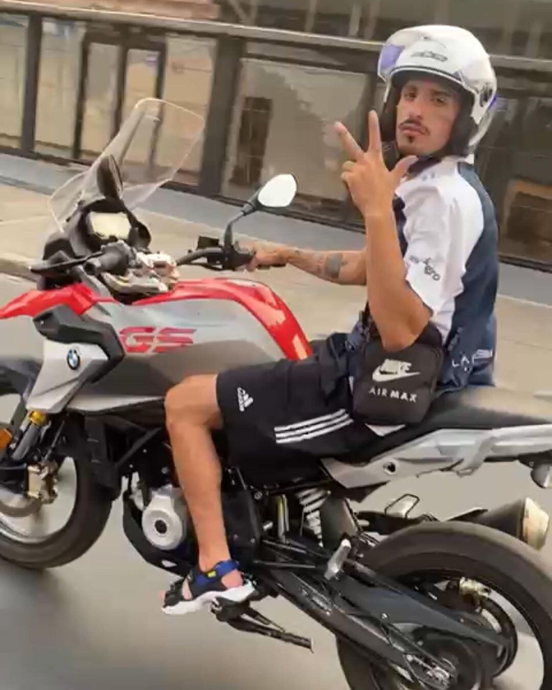 El Noba en su moto