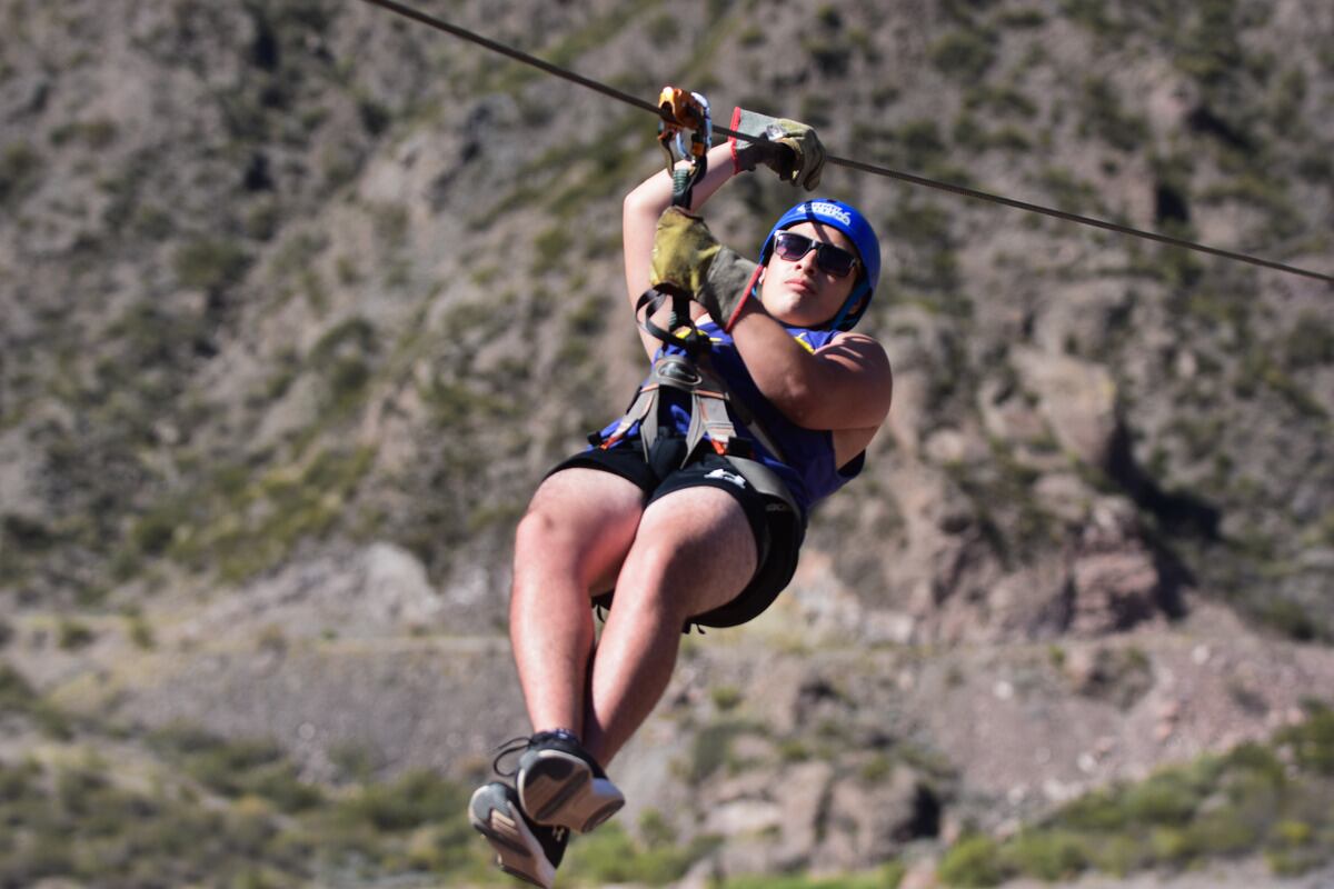 Turismo en alta montaña. 
Turistas de varias provincias aprovecharon visitar a Mendoza para hacer rafting y tirolesa en la montaña. 