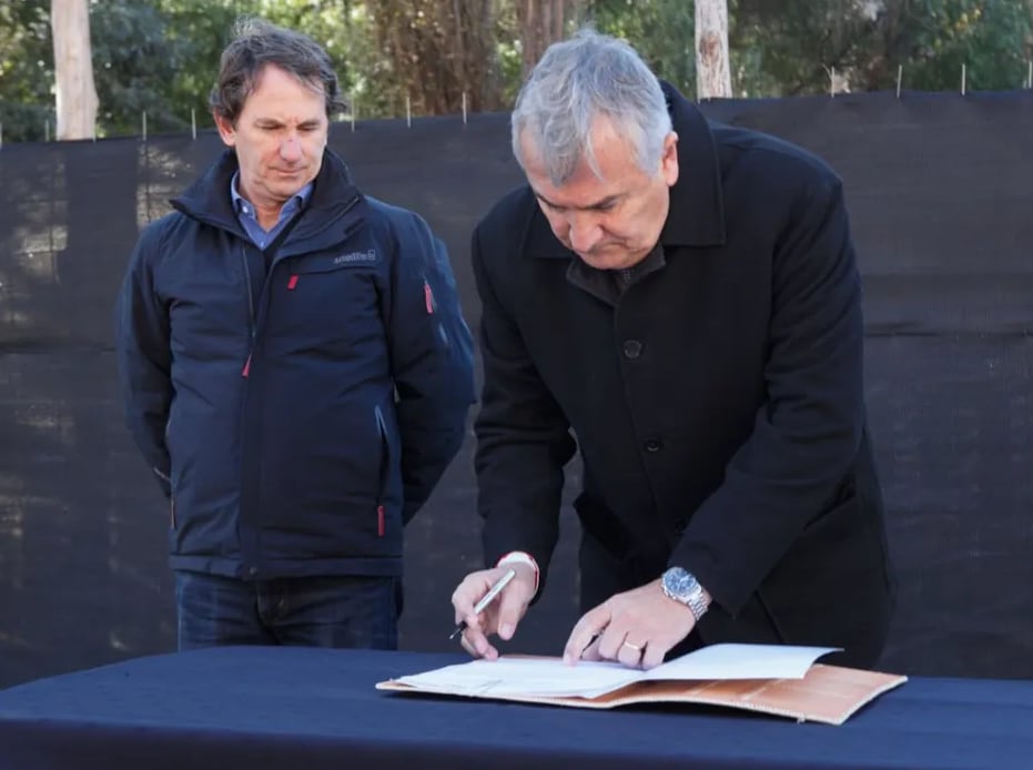 El preciso momento en que el gobernador Morales firma el acta de inicio de obra para la estación de tren, en Purmamarca. A su derecha, el presidente del Ente Autárquico Regulador de Planificación Urbana, Pablo Civetta.