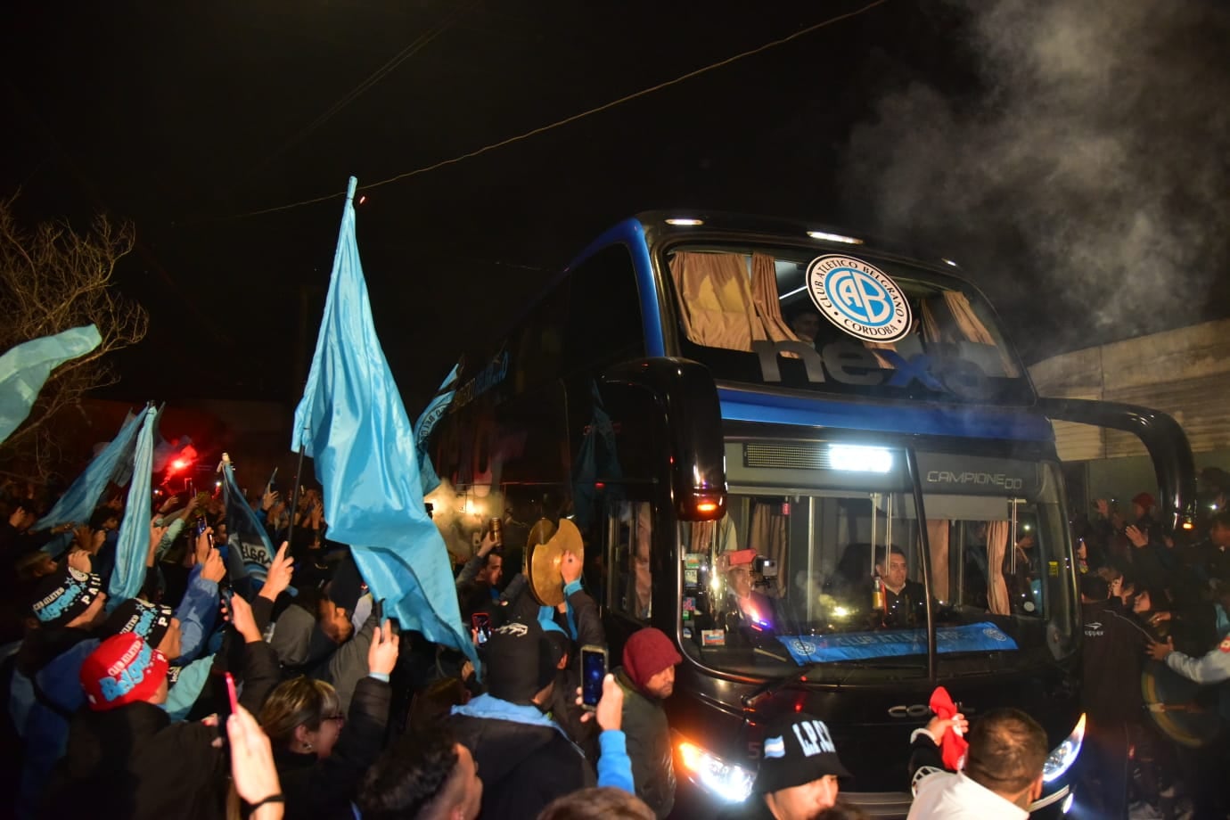 El tremendo recibimiento de los hinchas al plantel de Belgrano, en la previa del partido ante Independiente Rivadavia de Mendoza. (Facundo Luque / La Voz)