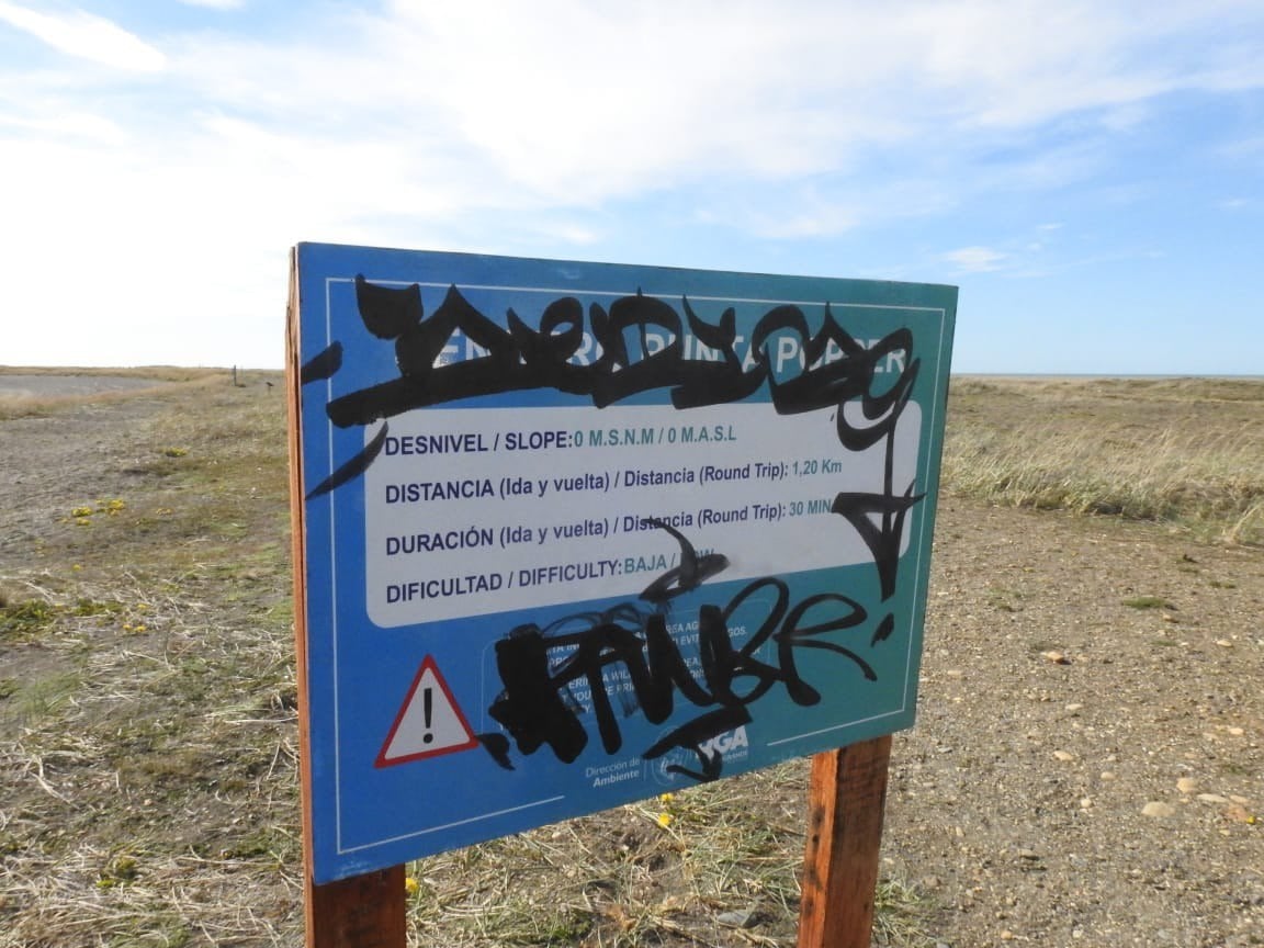 Vandalizaron los carteles de la Reserva Natural Punta Popper.