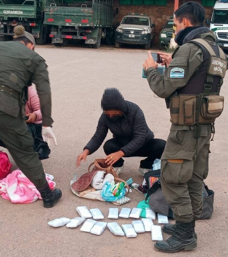 Los paquetes sospechosos se encontraban en el equipaje de las personas que viajaban en el automóvil.