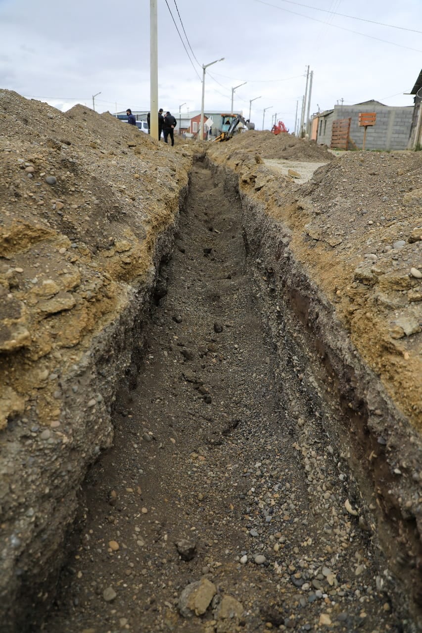 El Intendente Martín Pérez recorrió los trabajos de redes de agua que se están llevando a cabo en el barrio Provincias Unidas.