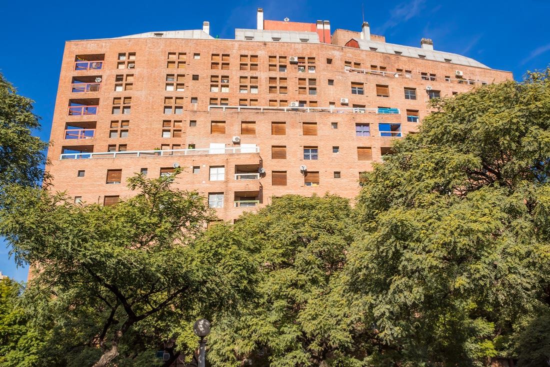 El edificio visto desde el frente en la vereda de La Cañada.