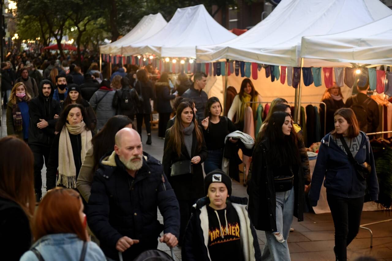 Muchas familias salieron a recorrer las peatonales de noche este fin de semana.