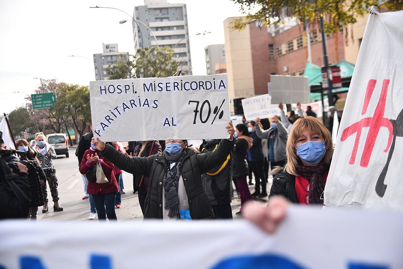 Trabajadores de la salud de hospitales provinciales se movilizan por los salarios 	en la zona del Polo Sanitario. (Pedro Castillo / La Voz)