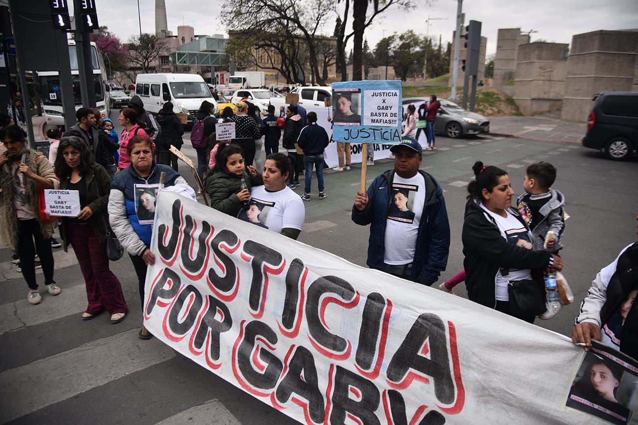 La familia de Gabriela Pérez marcha hasta el Soelsac en reclamo de justicia. (Pedro Castillo / La Voz)