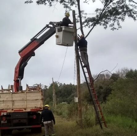 Ampliación del servicio y mejoras del tendido eléctrico en Gobernador Roca.