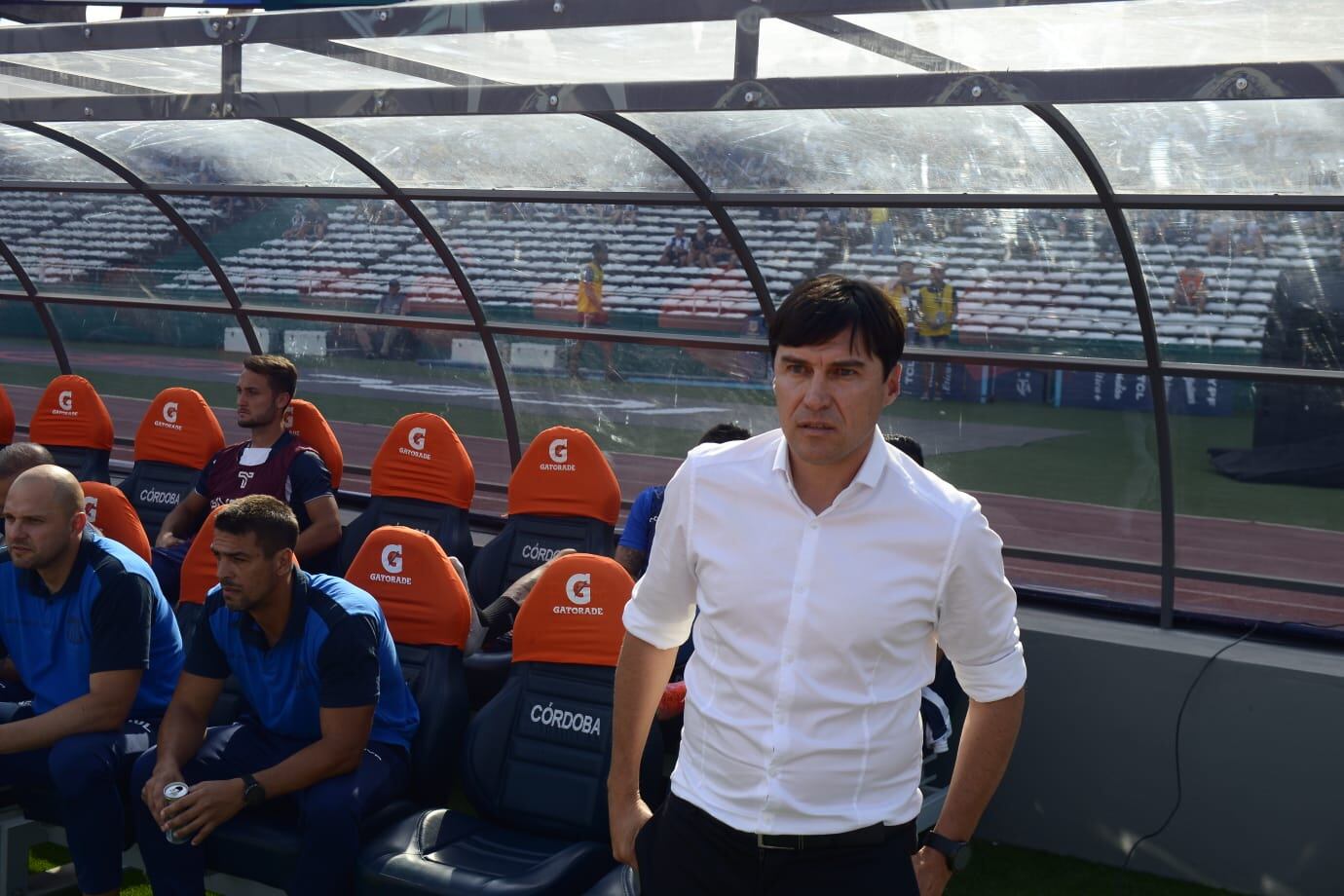 Alexander "Cacique" Medina, DT de Talleres, y la mueca de preocupación por la lesión de Auzqui (José Gabriel Hernández / La Voz).