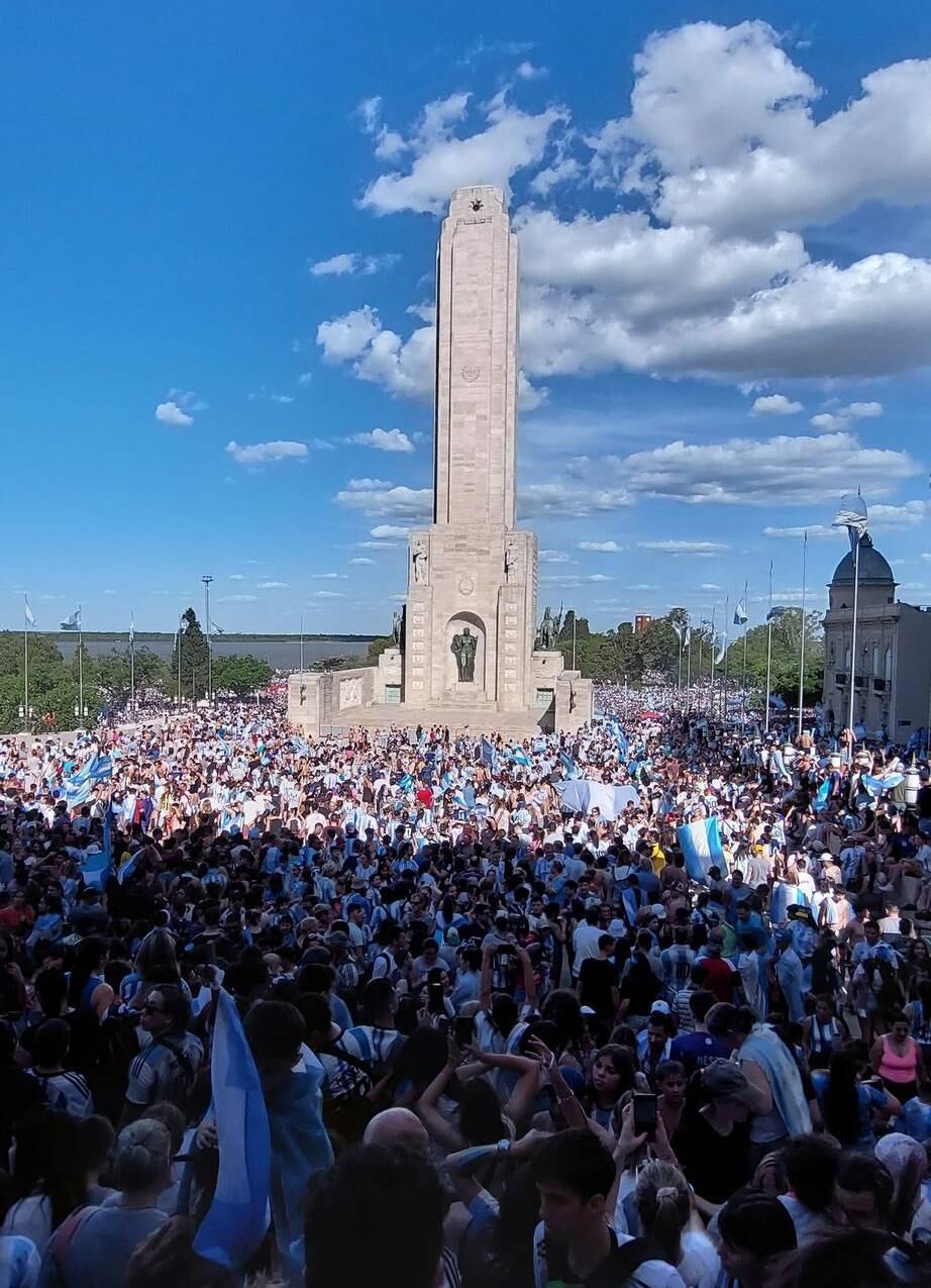 Decenas de miles de personas fueron al Monumento Nacional a la Bandera tras la final del Mundial de Qatar 2022.