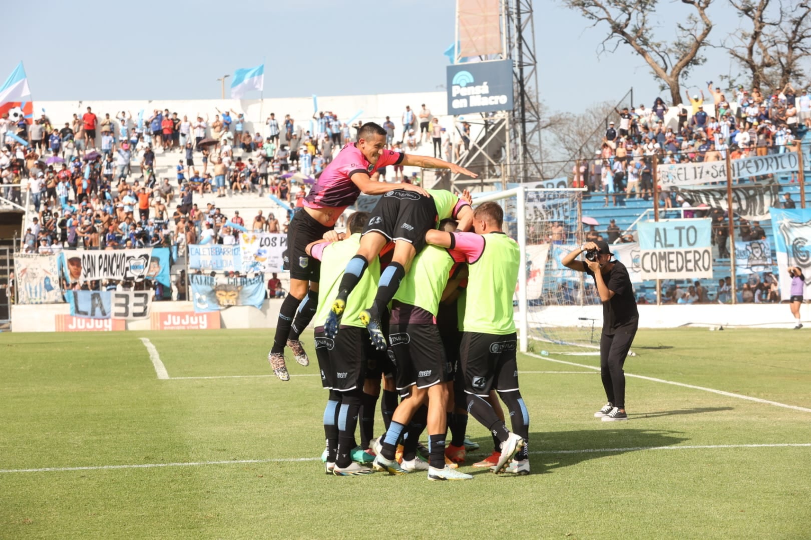 Con justificada alegría los jugadores del "Lobo" jujeño festejaron el segundo gol del encuentro y que significó la tercera victoria consecutiva de local para Gimnasia.