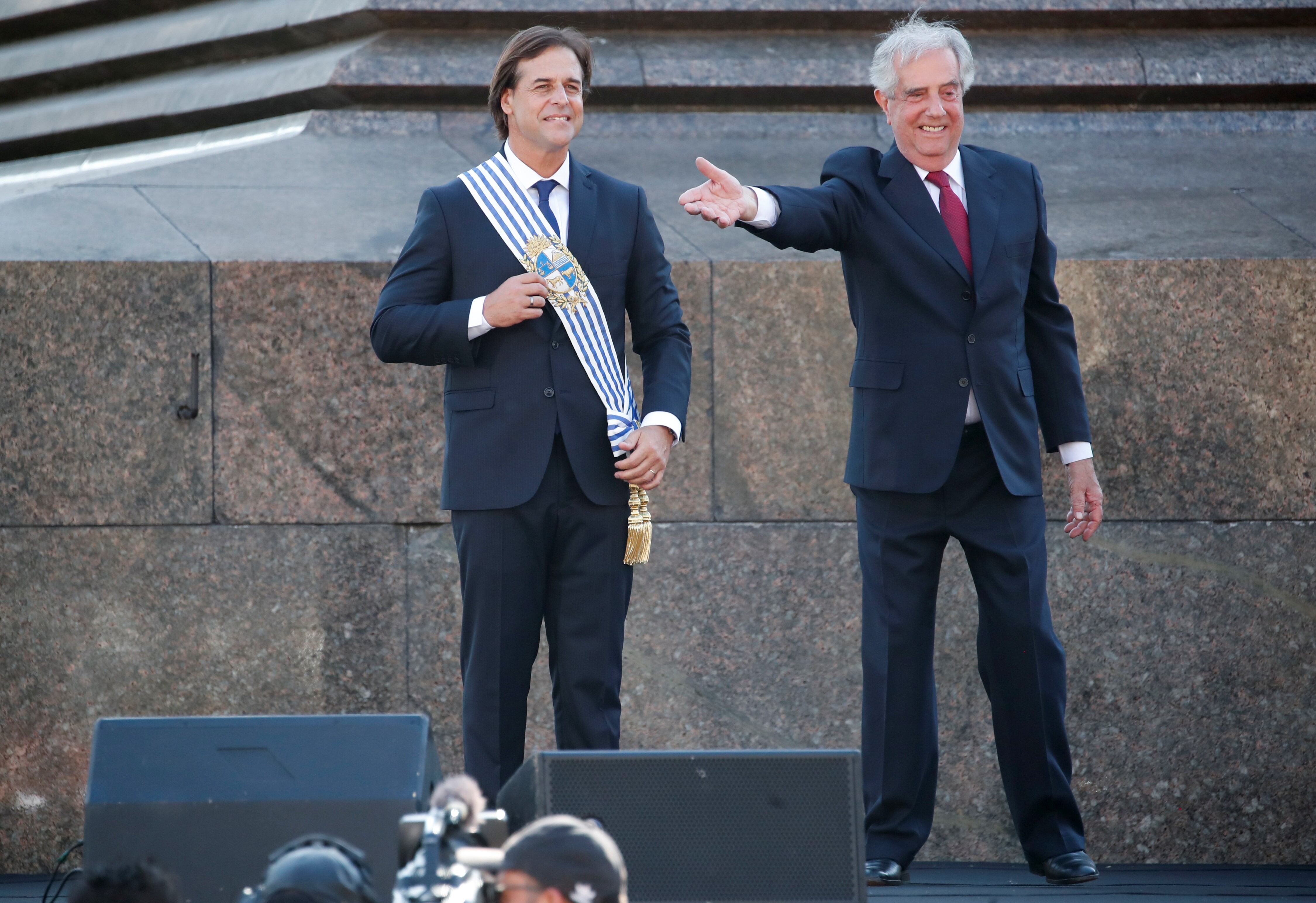 El nuevo presidente de Uruguay, Luis Lacalle, sonríe después de recibir la banda presidencial del mandatario saliente Tabaré Vázquez en Montevideo, Uruguay. (Foto: AP Photo / Natacha Pisarenko)