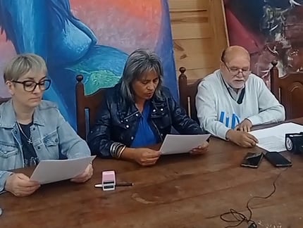 SIlvia Valderde, Mercedes Sosa y Alfredo Arrueta dieron lectura al documento en el que los tres sindicatos de la educación a los que representan reclaman un piso salarial $345.000 y se declaran en alerta y movilización.