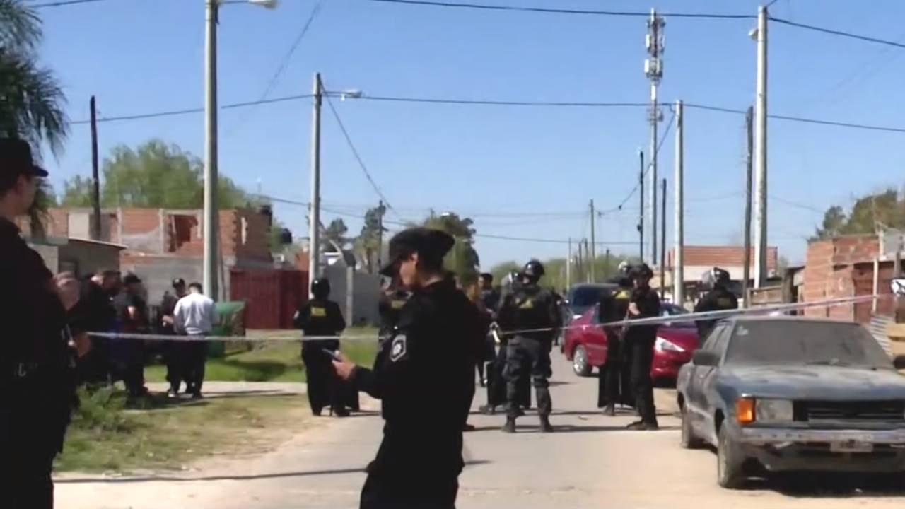 En el barrio de la zona norte se montó un amplio operativo desde el mediodía.