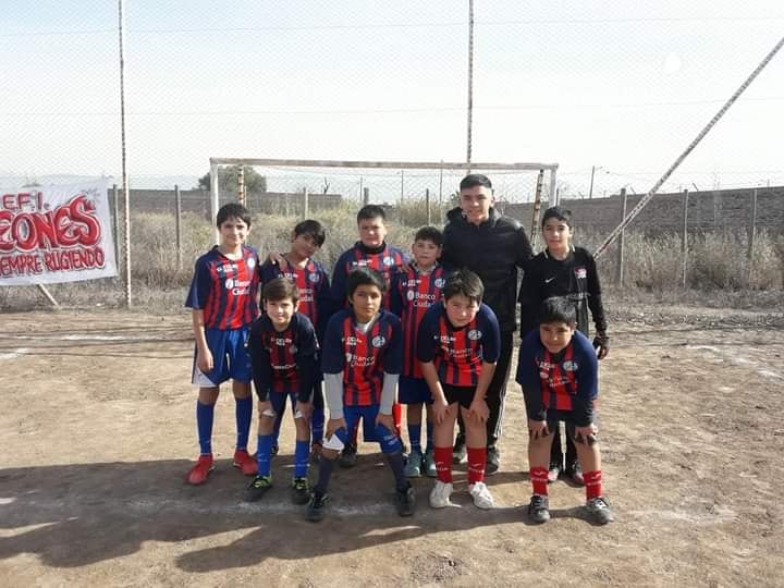 La Peña de San Lorenzo en Mendoza "Jorge Benegas" está en plan de conseguir botines para cada uno de los 70 chicos que están en la escuelita. Además les han donado pecheras y camisetas.