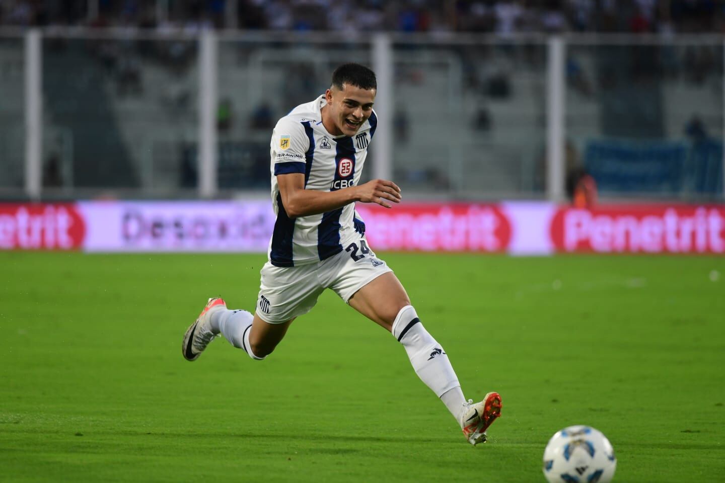 Ramón Sosa en el partido de Talleres ante Atlético Tucumán en el estadio Mario Alberto Kempes por la Copa de la Liga Profesional. (La Voz)