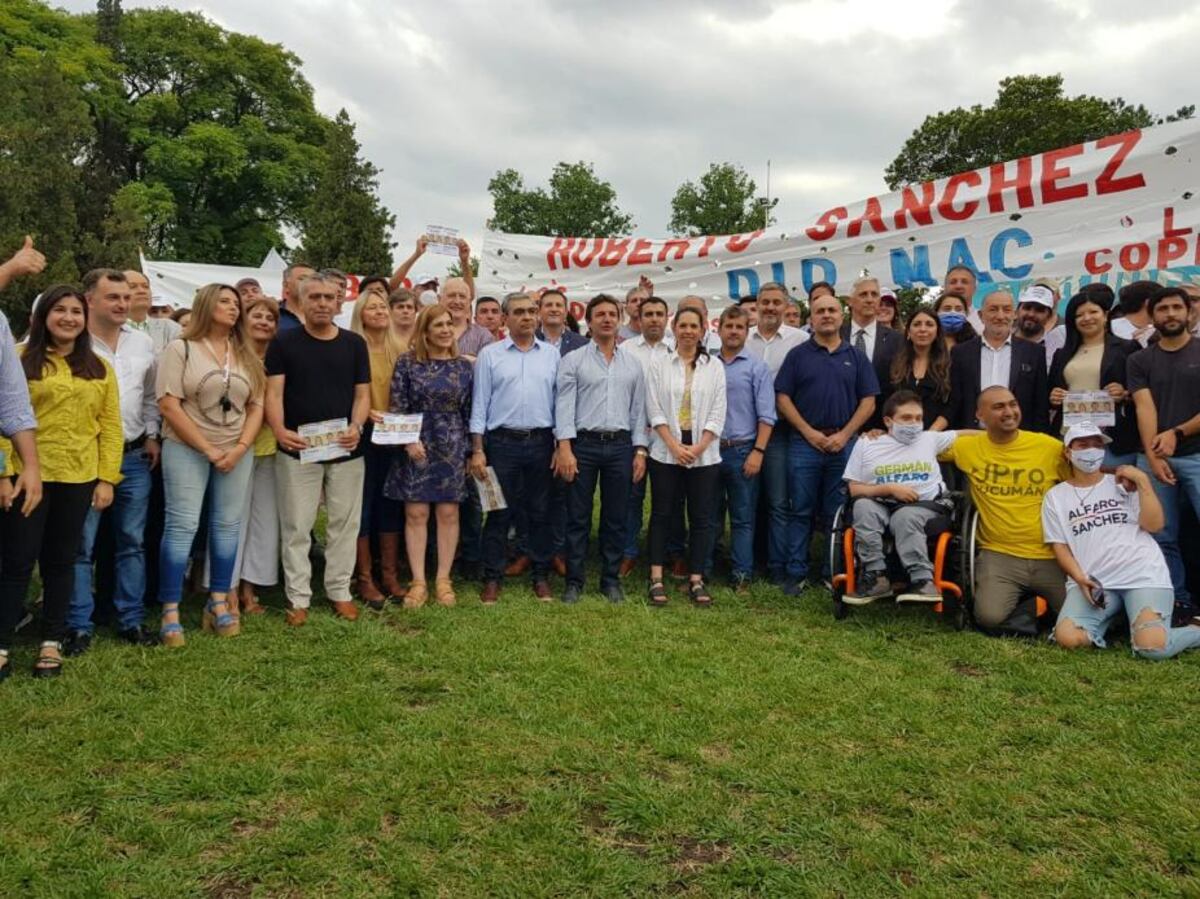 Con una foto grupal, Juntos por el Cambio cerró la campaña en Tucumán