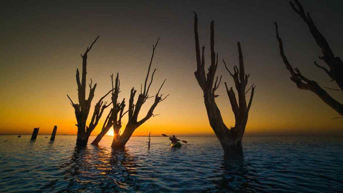 "Como cordobeses es un flash mirar el paisaje y no ver sierras sino un horizonte llano como el mismísimo mar”, dice Gon sobre la laguna Mar Chiquita. (Gonzalo Granja)