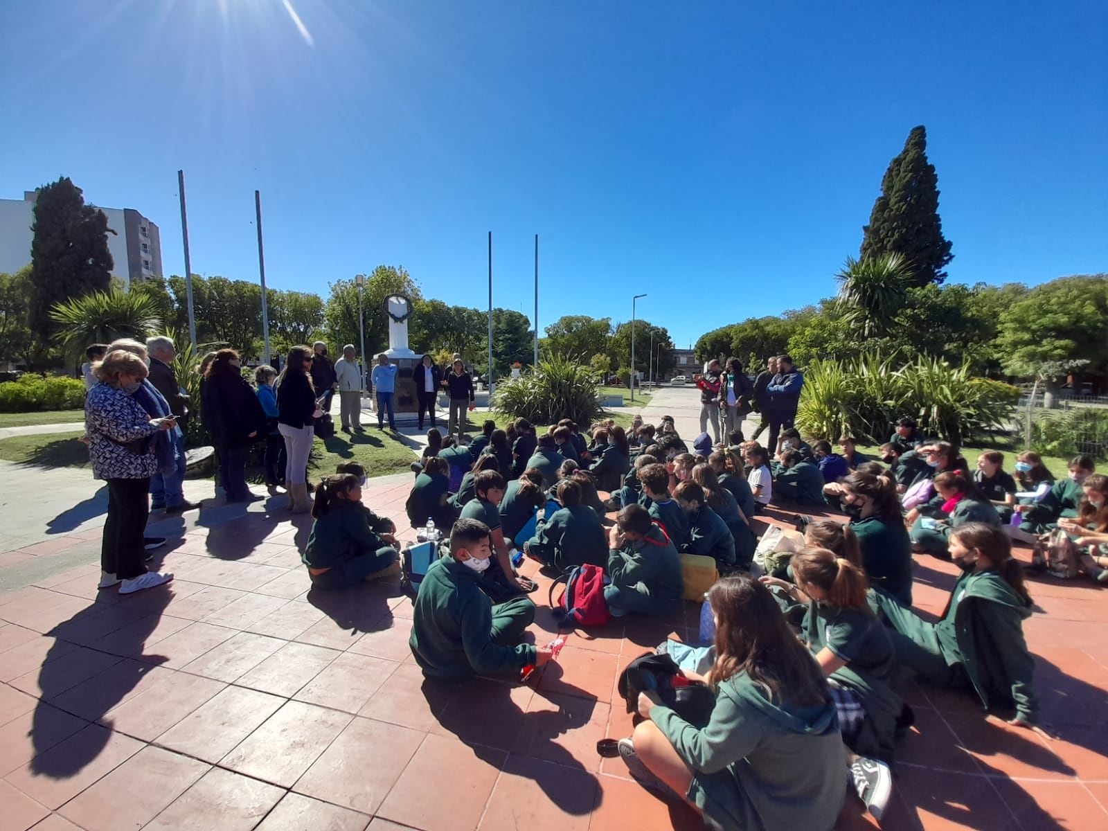 Alumnos del Jesús Adolescente sorprendieron a Veteranos de Malvinas con un desayuno