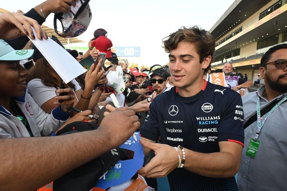 La heredera al trono de Dinamarca y el piloto argentino coincidieron en una carrera.