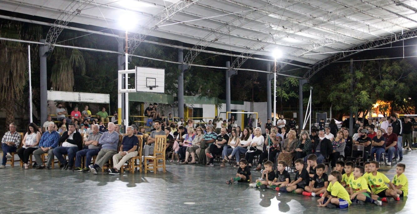 El Club Cementista inauguró el techo de la cancha de futbol salón.