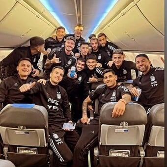 Los jugadores del seleccionado viajando en avión.