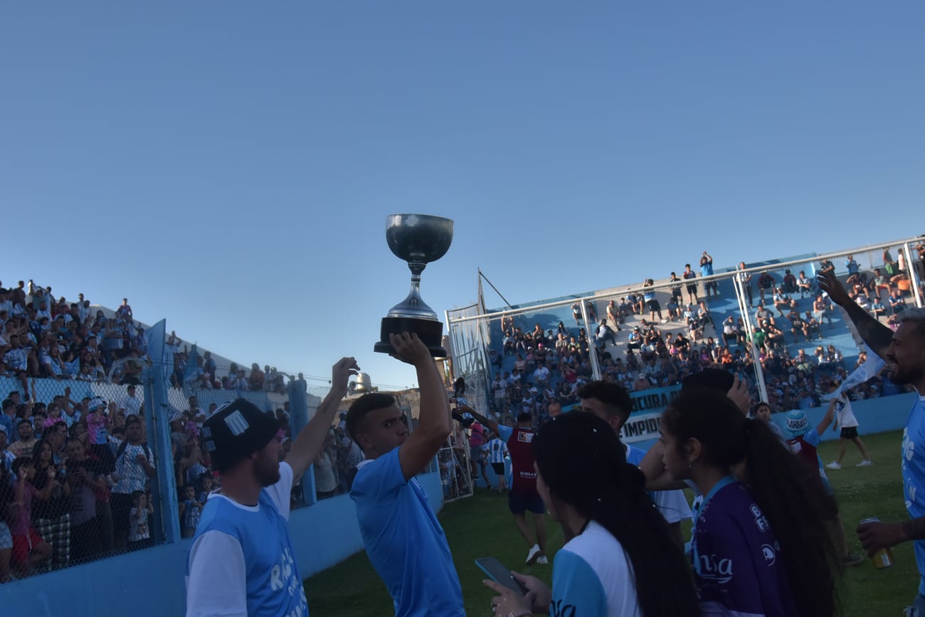 Los hinchas de Racing de Nueva Italia recibieron al equipo campeón en el Miguel Sancho con una gran fiesta. Foto Javier Ferreyra