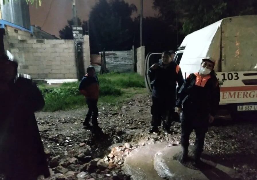 Equipos de la Coordinación Provincial de Emergencias se hicieron presentes en los barrios más afectados por la tormenta para dar la primera asistencia a las familias damnificadas.