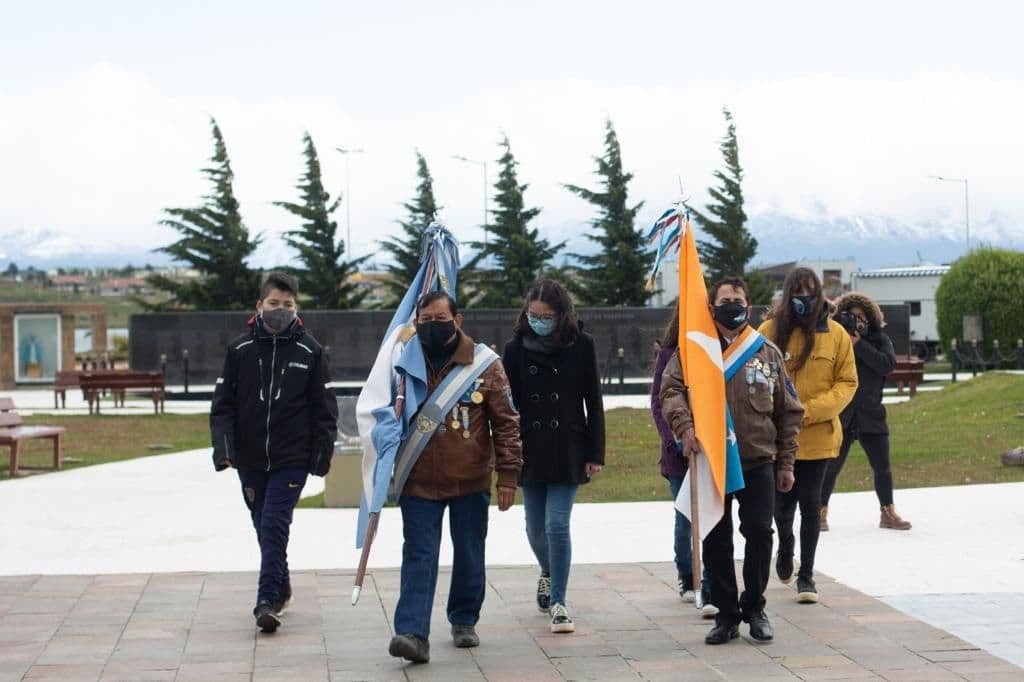 Se llevó adelante el cambio del Pabellón Nacional de la Plaza Malvinas Argentinas