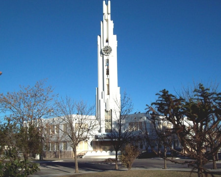 La Municipalidad de Carhué es considerada una de sus obras más importantes.