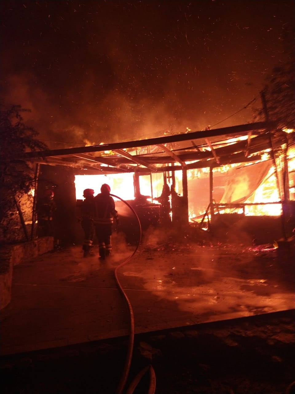 El incendio comenzó en la madrugada del sábado en una vivienda de Valle Hermoso