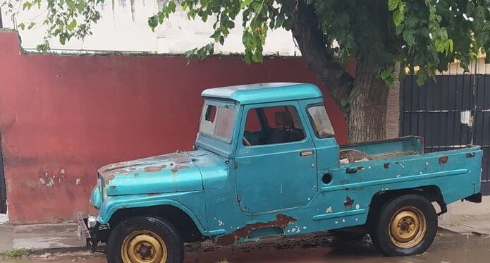 Los vecinos encontraron el cuerpo del hombre fallecido dentro de un Jeep abandonado.