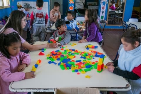 La historia de superación de Francisco Olguín: el nene mendocino con piel de cristal que conmovió a todo el país ahora tiene 5 años y va a la escuela.