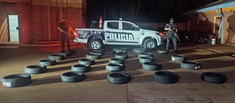 Efectivos policiales incautaron neumáticos de contrabando en Puerto Piray.