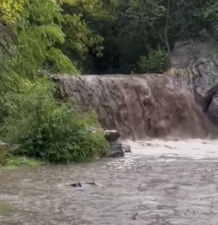 Volvió el agua a el Primer Paredón, uno de los puntos emblemáticos de Alta Gracia. (Resumen de la Región)