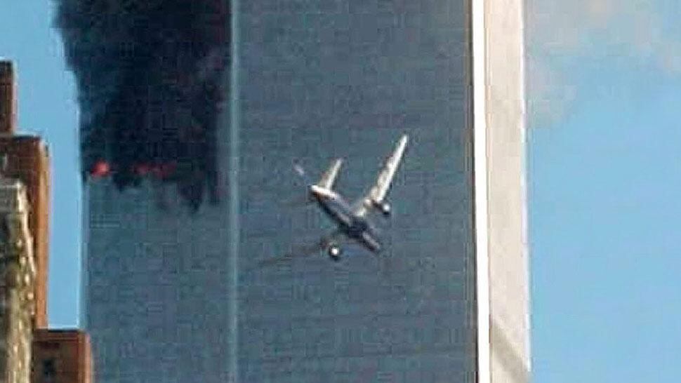 El momento cuando uno de los aviones impacta en una de las Torres Gemelas (AP/Archivo).