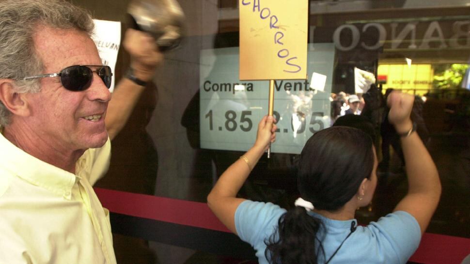 Ahorristas afectados protestan frente a un banco, en 2001 (DyN/Archivo).