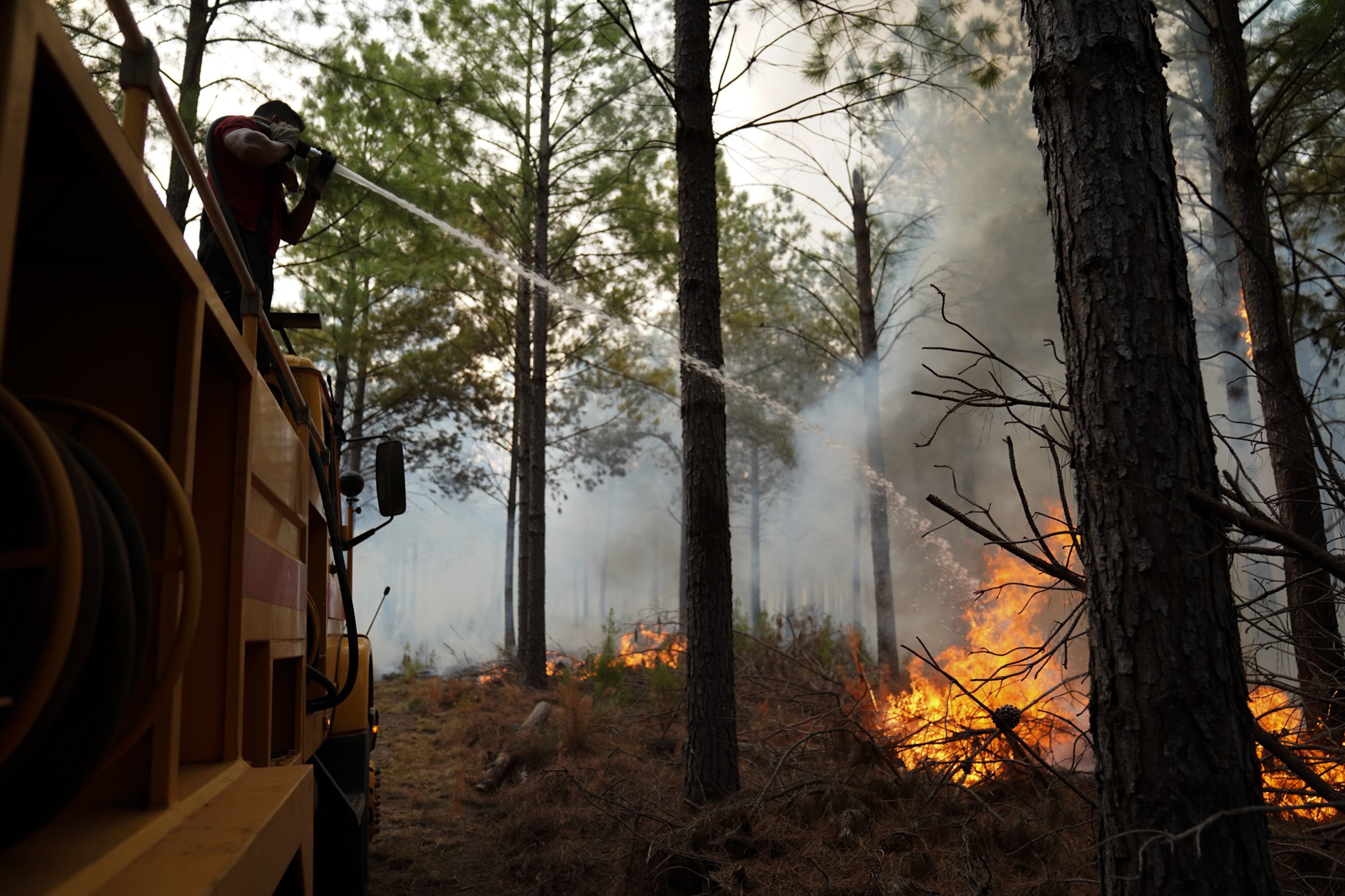 Incendios en la provincia de Corrientes
Bomberos y lugareños combaten el fuego en Corrientes FOTO CLARIN