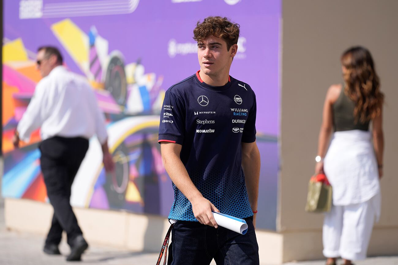 El piloto de Williams, Franco Colapinto de Argentina, llega para la primera práctica libre antes del Gran Premio de Fórmula Uno de Abu Dabi en el Circuito Yas Marina en Abu Dabi, Emiratos Árabes Unidos, el viernes 6 de diciembre de 2024. (Foto AP/Darko Bandic)