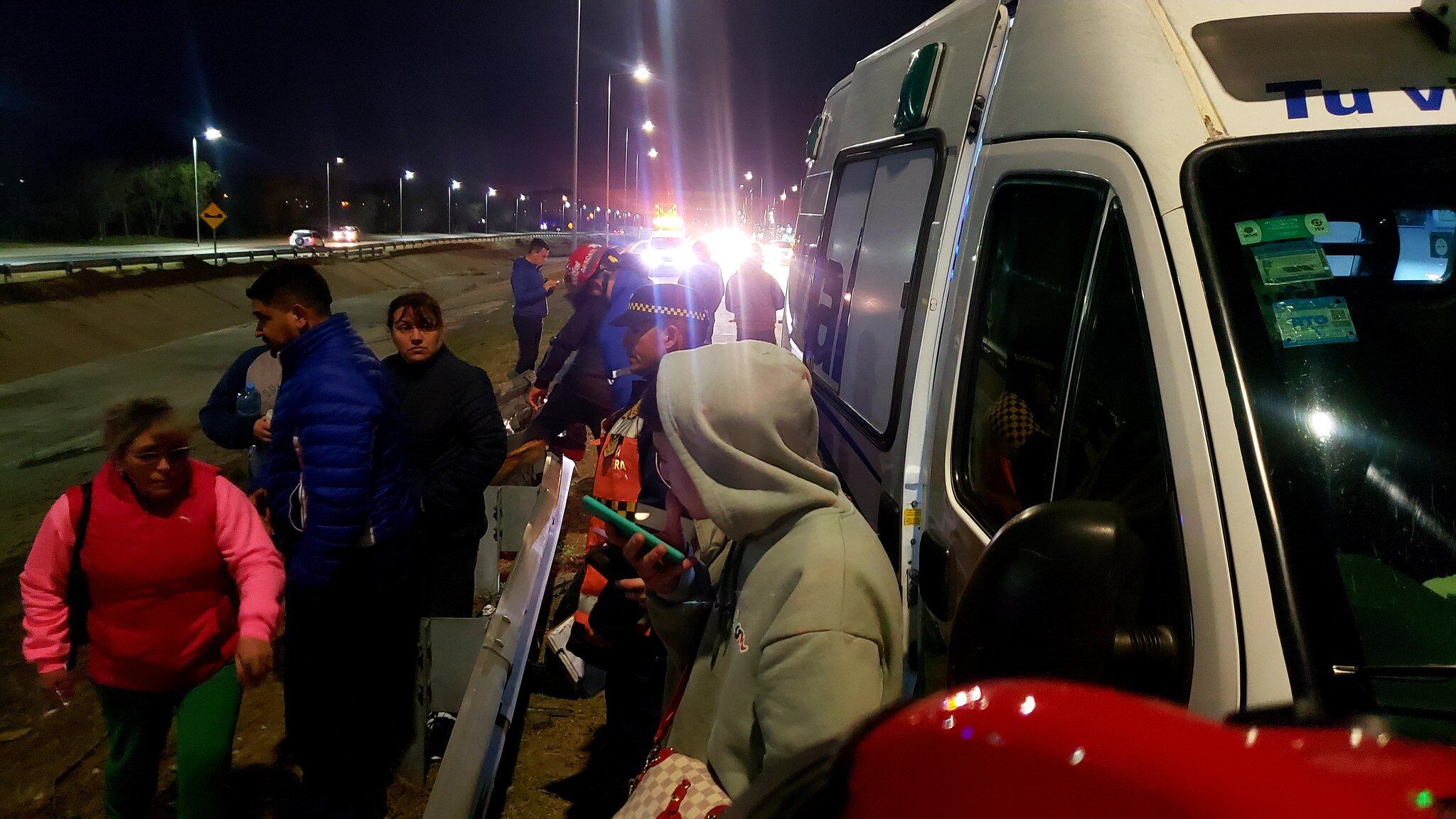 Un servicio de emergencias asistió al lugar del choque.