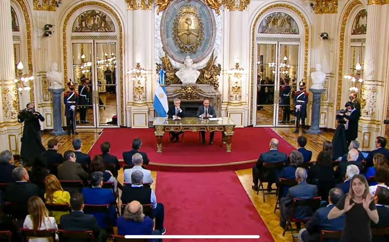 Anuncios del Gobierno Nacional en el Salón Blanco de la Casa Rosada.