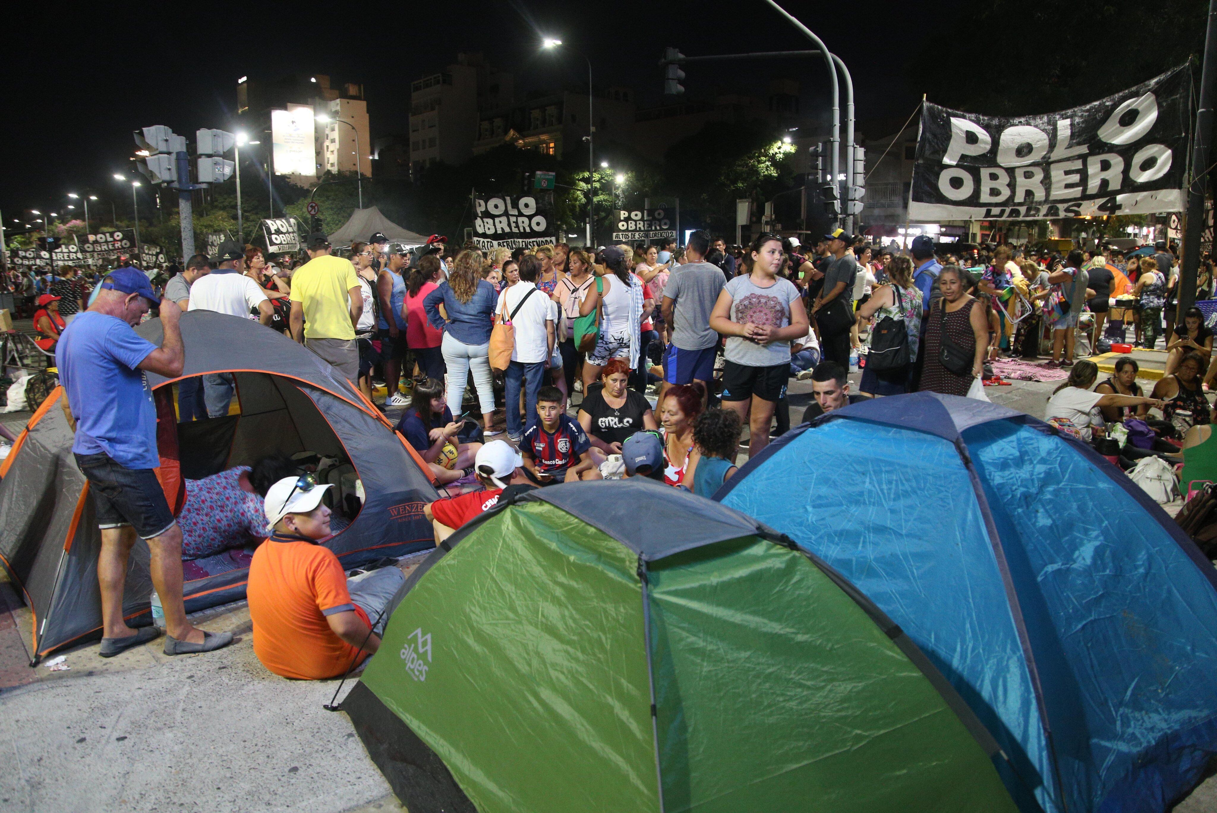 Pasó la primera noche del acampe de los piqueteros en la 9 de julio.