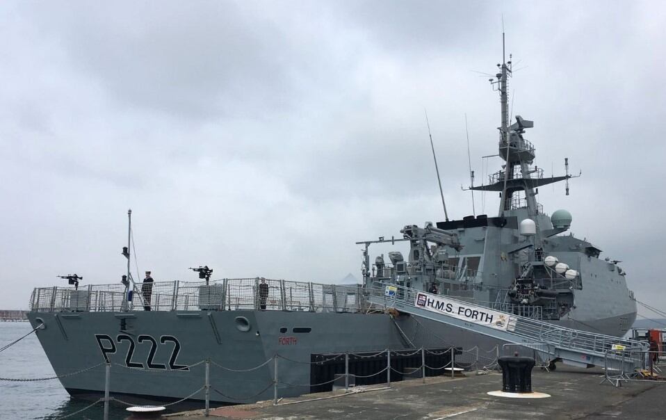 HMS Forth amarrado, mostrando armamento de patrulla en popa y alerones.