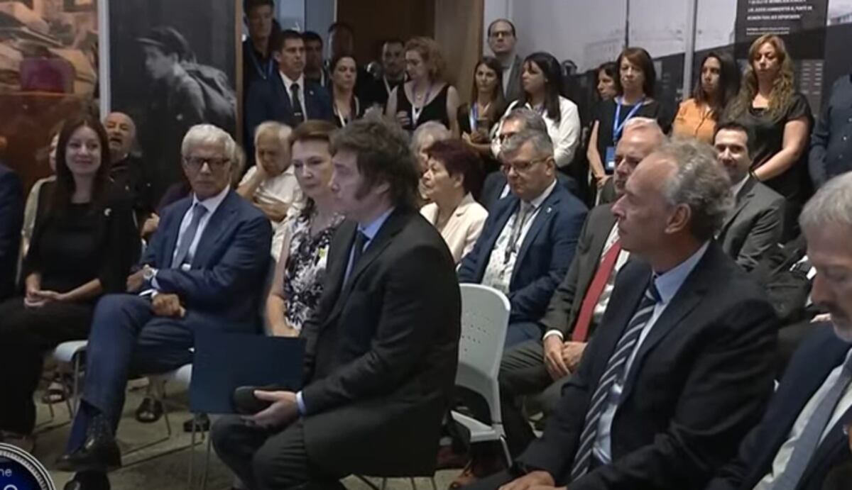 Milei participó en el acto por el Día del Holocausto, en su primera aparición pública tras la destitución del ministro de Infraestructura, Guillermo Ferraro