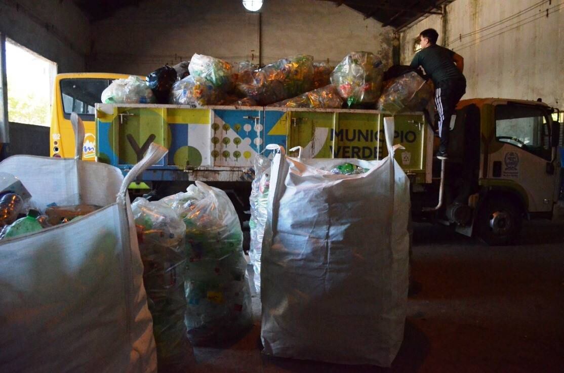 El plástico se recicla en implementos agrícolas, mangueras, tela antigranizo o juguetes entre otros artículos.