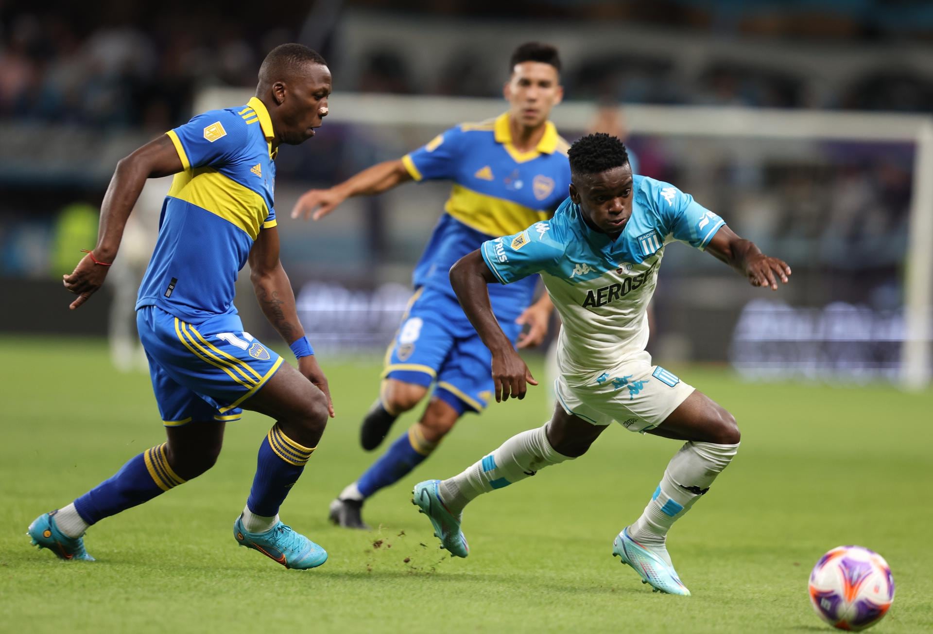 Johan Carbonero (R) de Racing Club en acción contra Luis Advincula de Boca Juniors durante el último partido de fútbol de la Supercopa Argentina entre Boca Juniors y Racing Club en Al Ain, Emiratos Árabes Unidos. Foto: EFE/EPA/ALI HAIDER