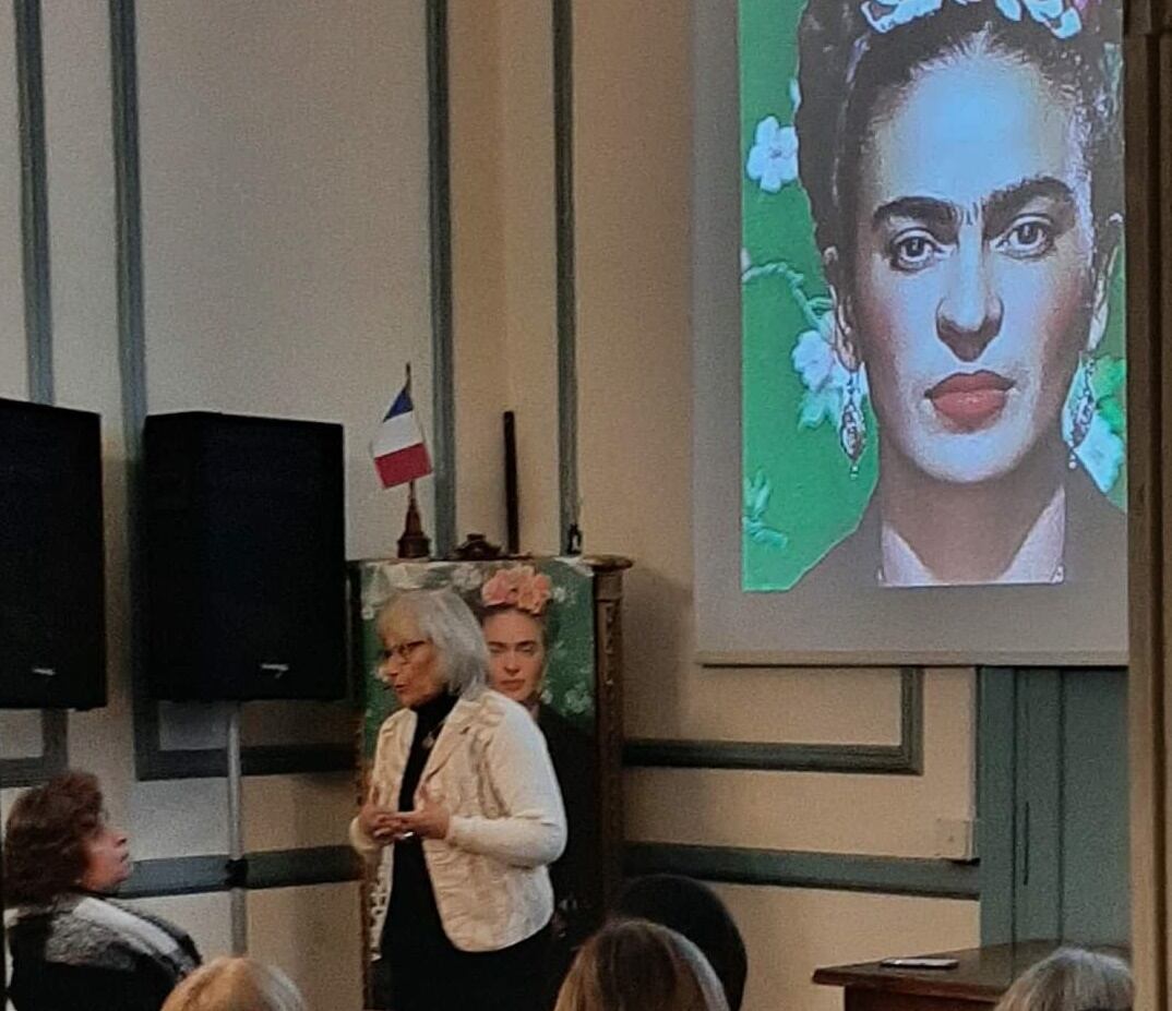 Exitosa charla de Ana Conti sobre Frida Khalo en la Sociedad Francesa de Tres Arroyos